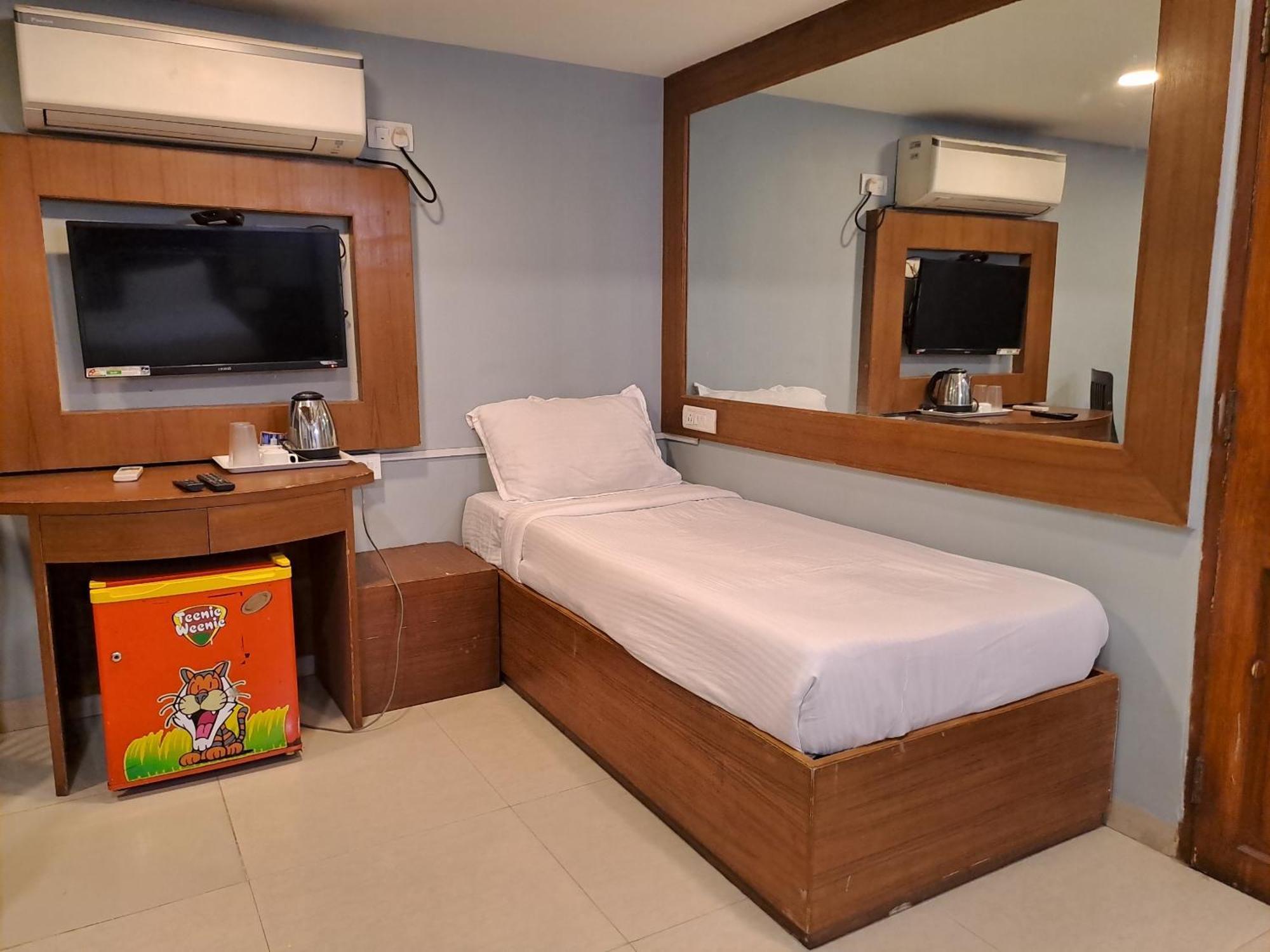 Hotel Cruz Royale Мумбаи Экстерьер фото