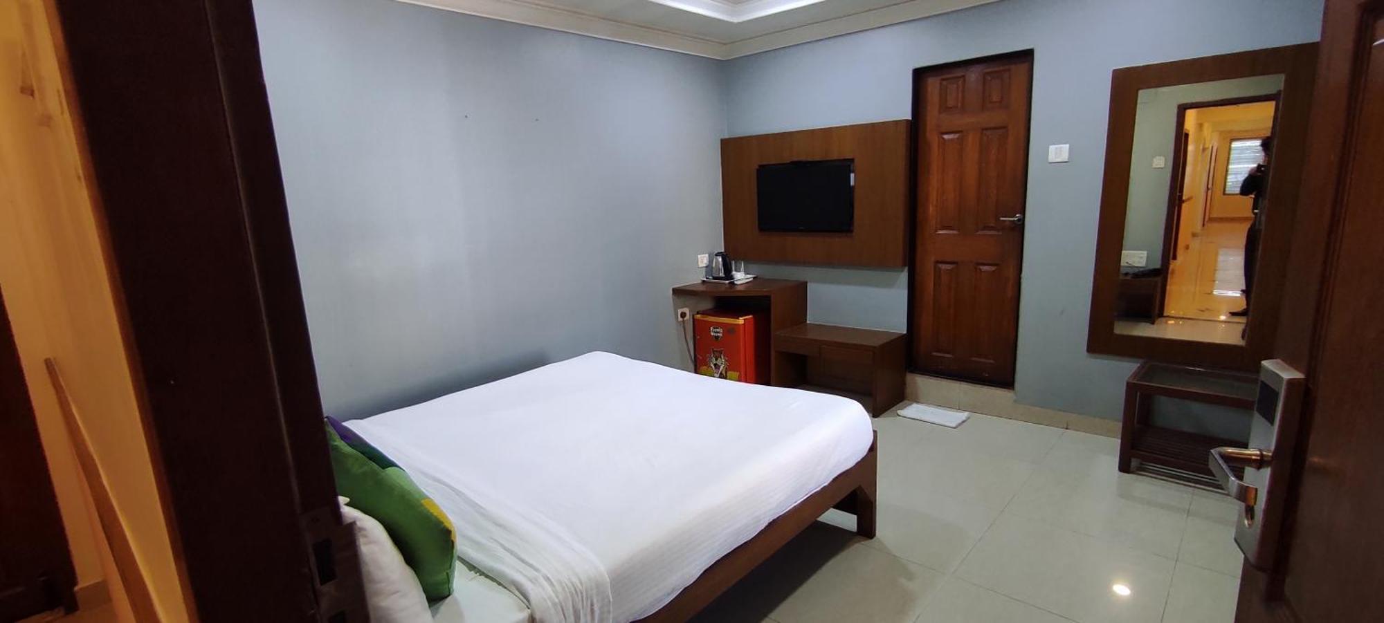Hotel Cruz Royale Мумбаи Экстерьер фото