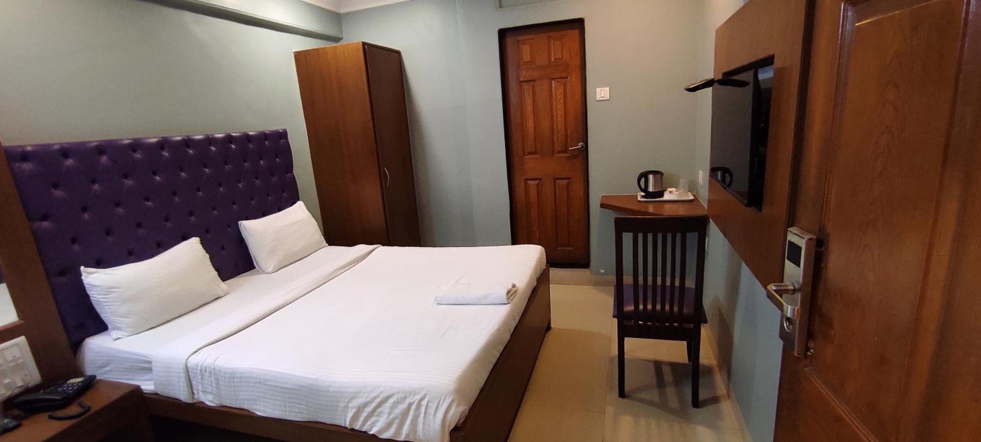 Hotel Cruz Royale Мумбаи Экстерьер фото
