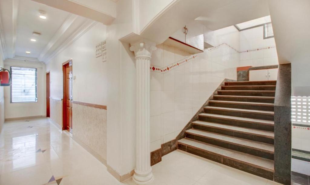 Hotel Cruz Royale Мумбаи Экстерьер фото